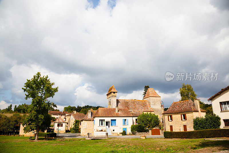 相当传统的石头村庄和教堂多尔多涅Pressingnac Dordogne